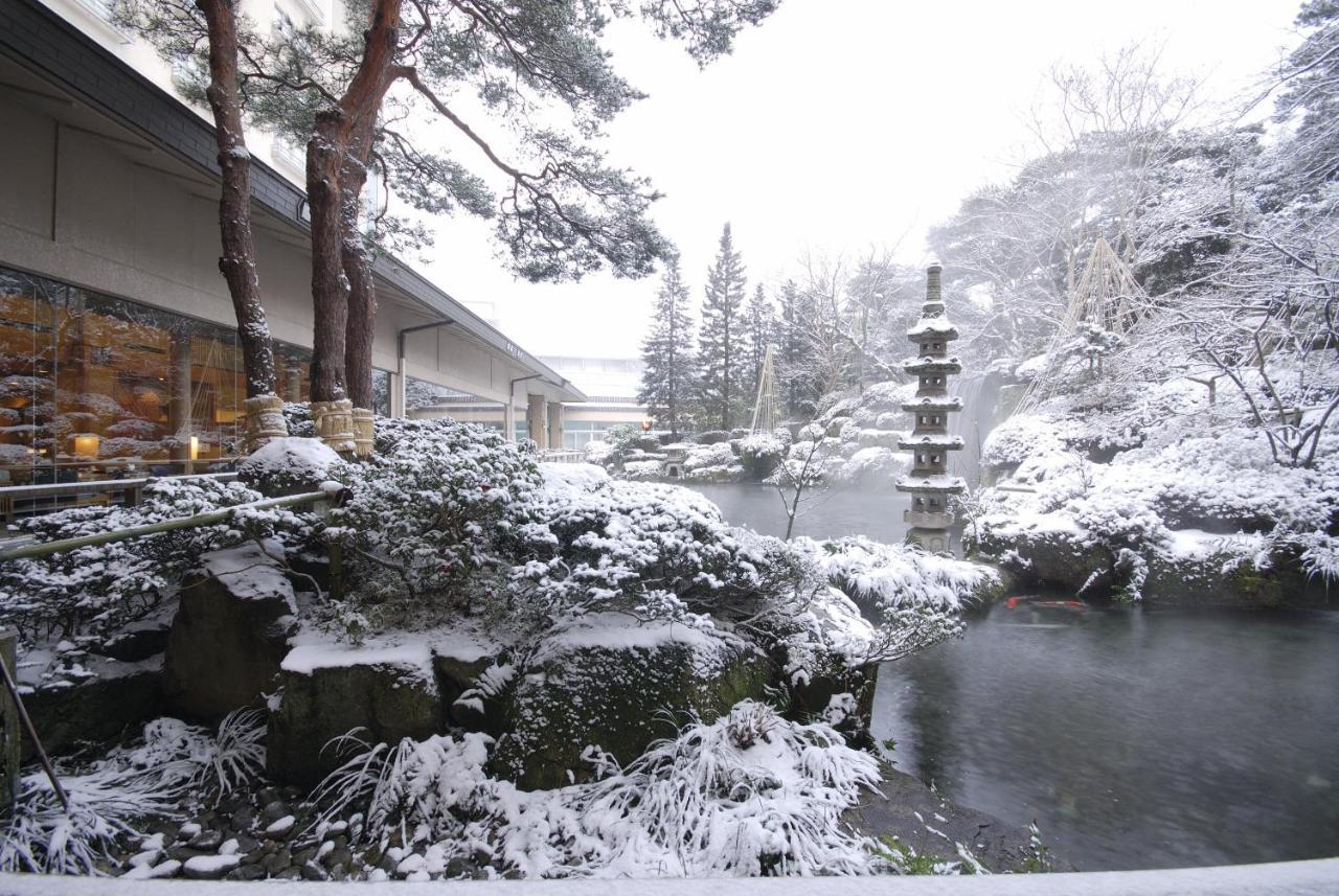 فندق جيرو أونسين سويميكان المظهر الخارجي الصورة A view of the hot springs in the winter