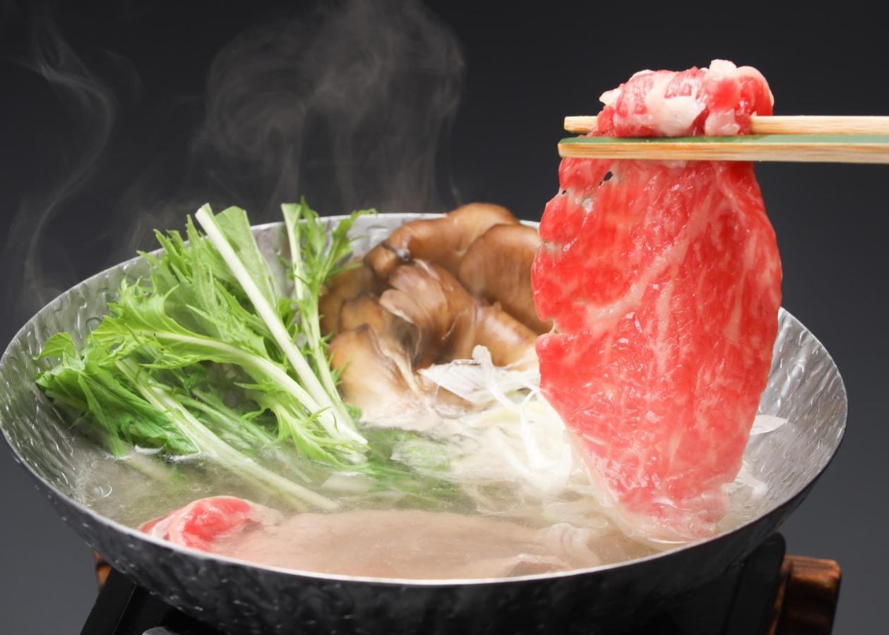 فندق جيرو أونسين سويميكان المظهر الخارجي الصورة A piece of marbled beef being dipped into a pot of soup