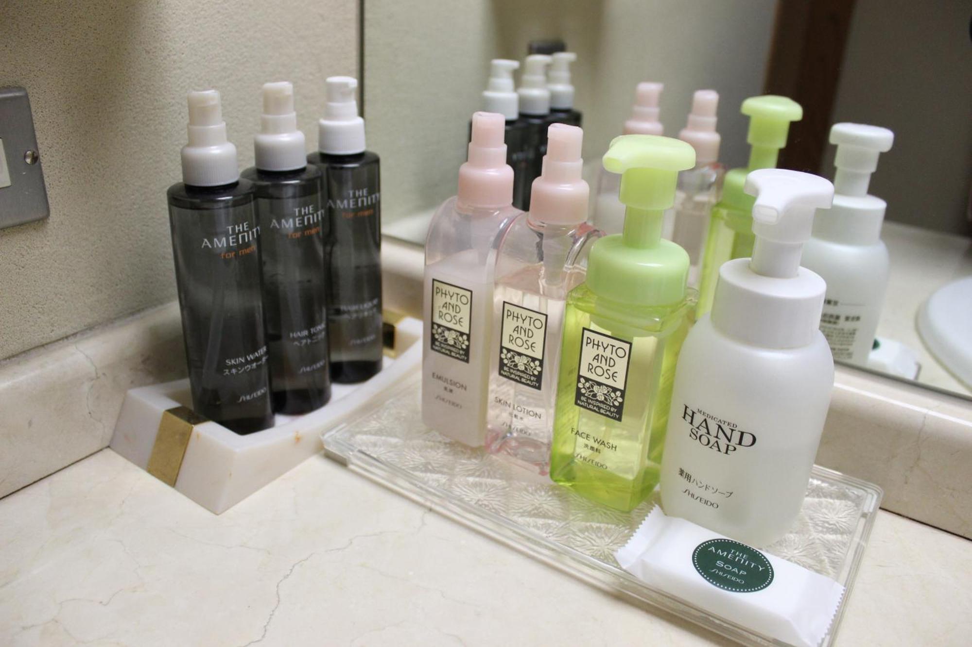 فندق جيرو أونسين سويميكان الغرفة الصورة A selection of toiletries in a hotel bathroom