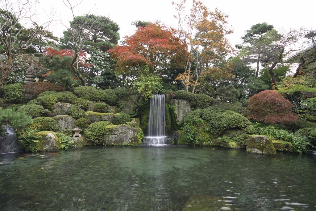 فندق جيرو أونسين سويميكان المظهر الخارجي الصورة A waterfall in the garden
